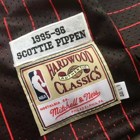 Regata NBA Chicago Bulls Retrô 1997 - 1998 Mitchell & Ness Authentic Pippen 33 - Preta e Vermelha