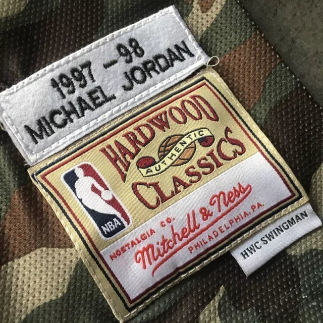 Regata NBA Chicago Bulls Retrô 1997-1998 Mitchell & Ness Authentic Jordan 23 - Camuflada